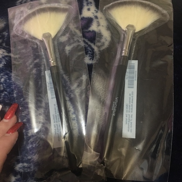 🌟 YOUNIQUE | Fan Brush - Picture 4 of 4
